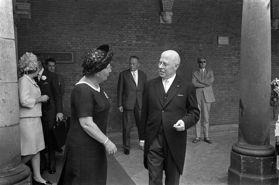 Koningin Juliana met professor Beel. Op de achtergrond prinses Beatrix, Bestanddeelnr 920-4986