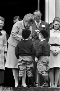 Koningin Juliana en prins Bernhard op het bordes. Rechts prinses Irene, Bestanddeelnr 921-3019