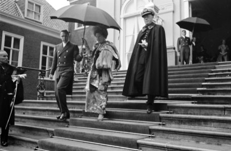 Koningin Juliana en prins Bernhard verlaten Huis ten Bosch van rijtoer, Bestanddeelnr 914-3227