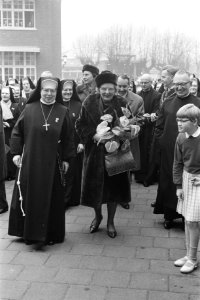 Koningin Juliana met Moeder Overste Gerontia, Bestanddeelnr 915-8312