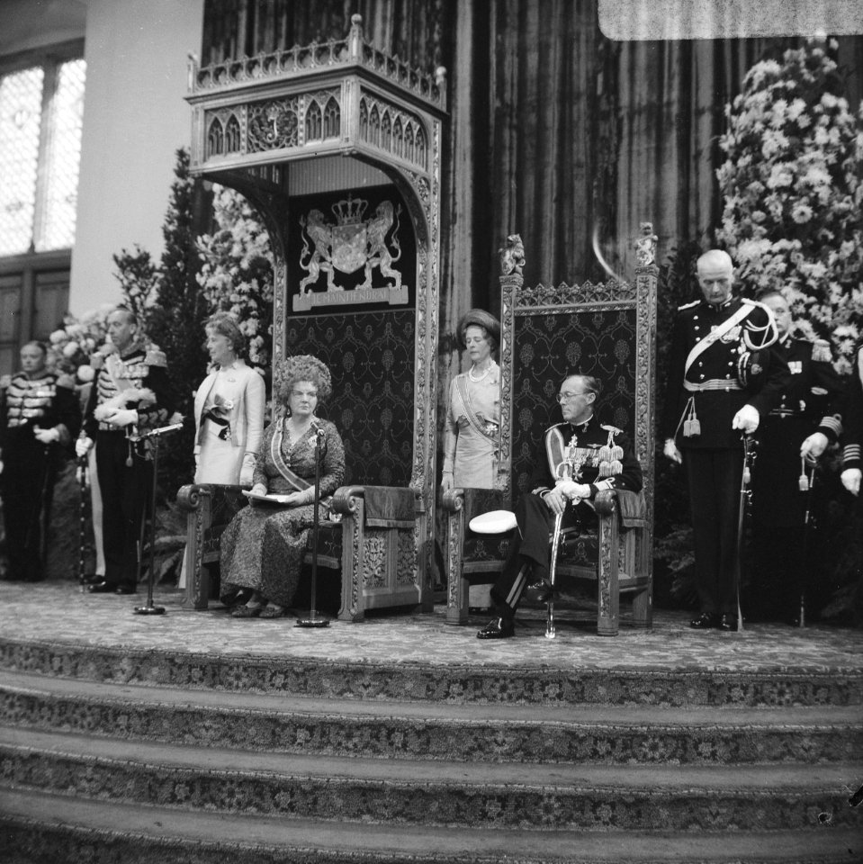 Koningin Juliana en prins Bernhard tijdens het uitspreken van de troonrede in de, Bestanddeelnr 919-5772