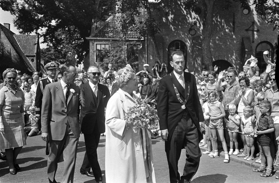 Koningin Juliana en prins Bernhard op Vlieland zij worden begeleid door burgeme, Bestanddeelnr 920-4912
