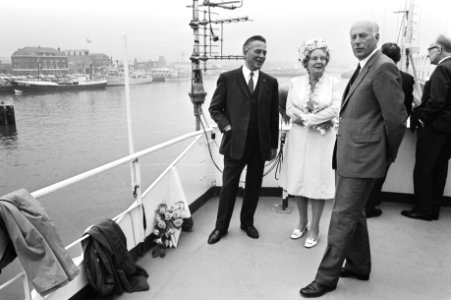 Koningin Juliana met minister Bakker (r) aan boord van een schip, Bestanddeelnr 924-5781