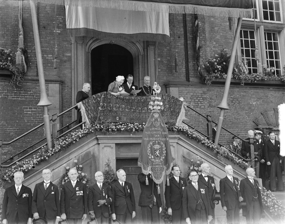Koningin Juliana en prins Bernhard op het bordes van het raadhuis, Bestanddeelnr 903-4995