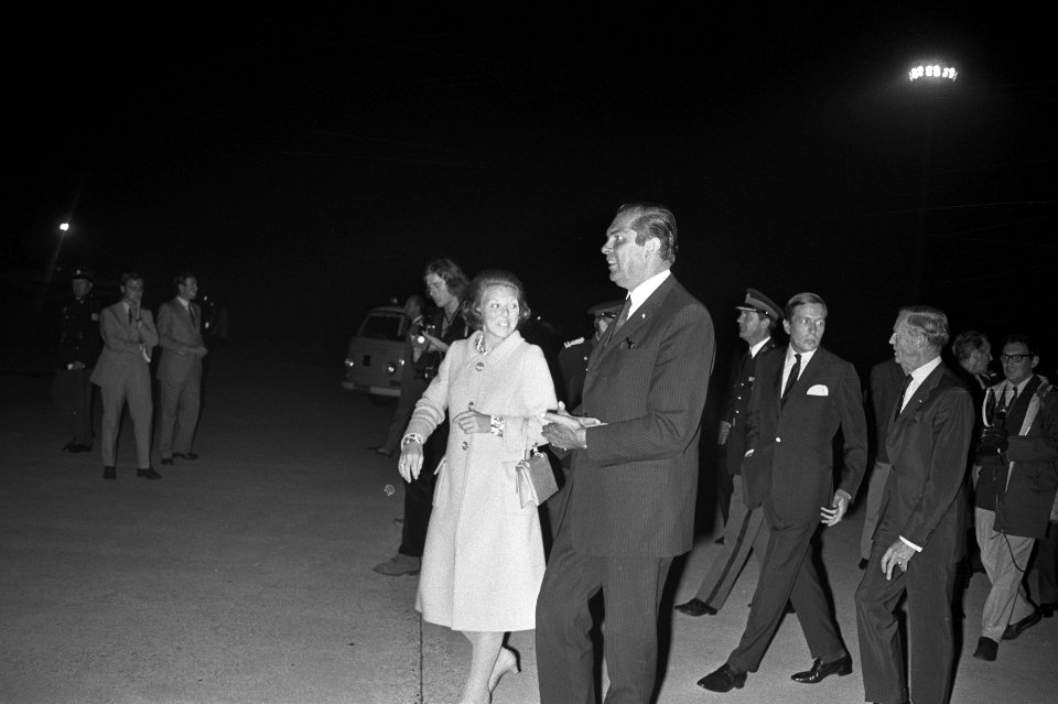 Koningin Juliana en Prins Bernhard vertrekken van Schiphol naar Thailand en Indo, Bestanddeelnr 924-8478