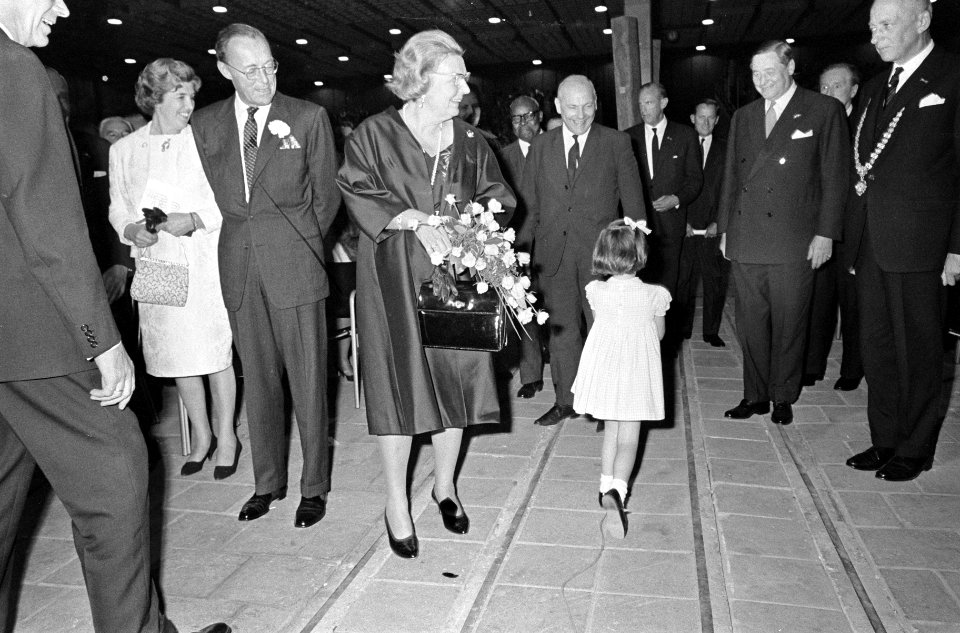 Koningin Juliana neemt bloemen in ontvangst, Bestanddeelnr 919-5510