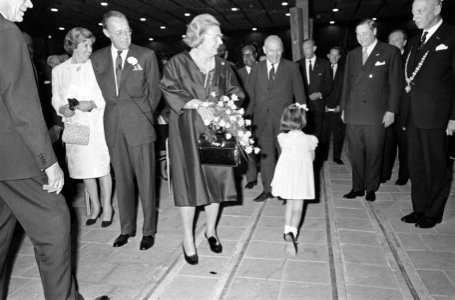 Koningin Juliana neemt bloemen in ontvangst, Bestanddeelnr 919-5510