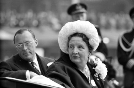Koningin Juliana en prins Bernhard vertrekken uit het Amstel Hotel in een koets , Bestanddeelnr 913-8316