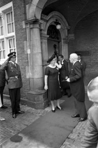Koningin Juliana met professor Beel. Op de achtergrond prins Bernhard, Bestanddeelnr 920-4987