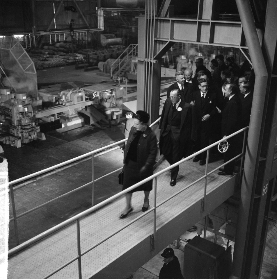 Koningin Juliana en prins Bernhard brengen een bezoek aan de Hoogovens te IJmuid, Bestanddeelnr 917-1470