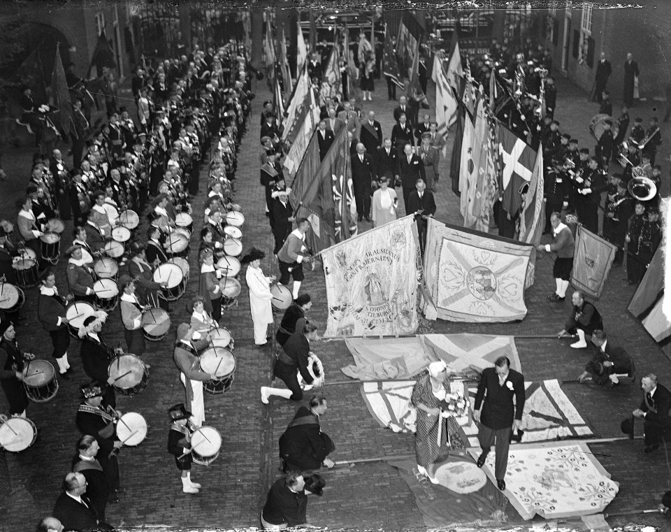 Koningin Juliana en prins Bernhard op bezoek in Den Bosch, Bestanddeelnr 903-5958