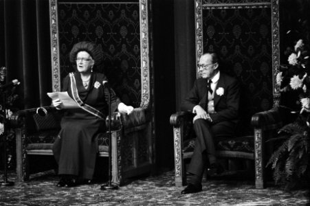 Koningin Juliana en prins Bernhard in de Ridderzaal tijdens het voorlezen van de, Bestanddeelnr 928-7917