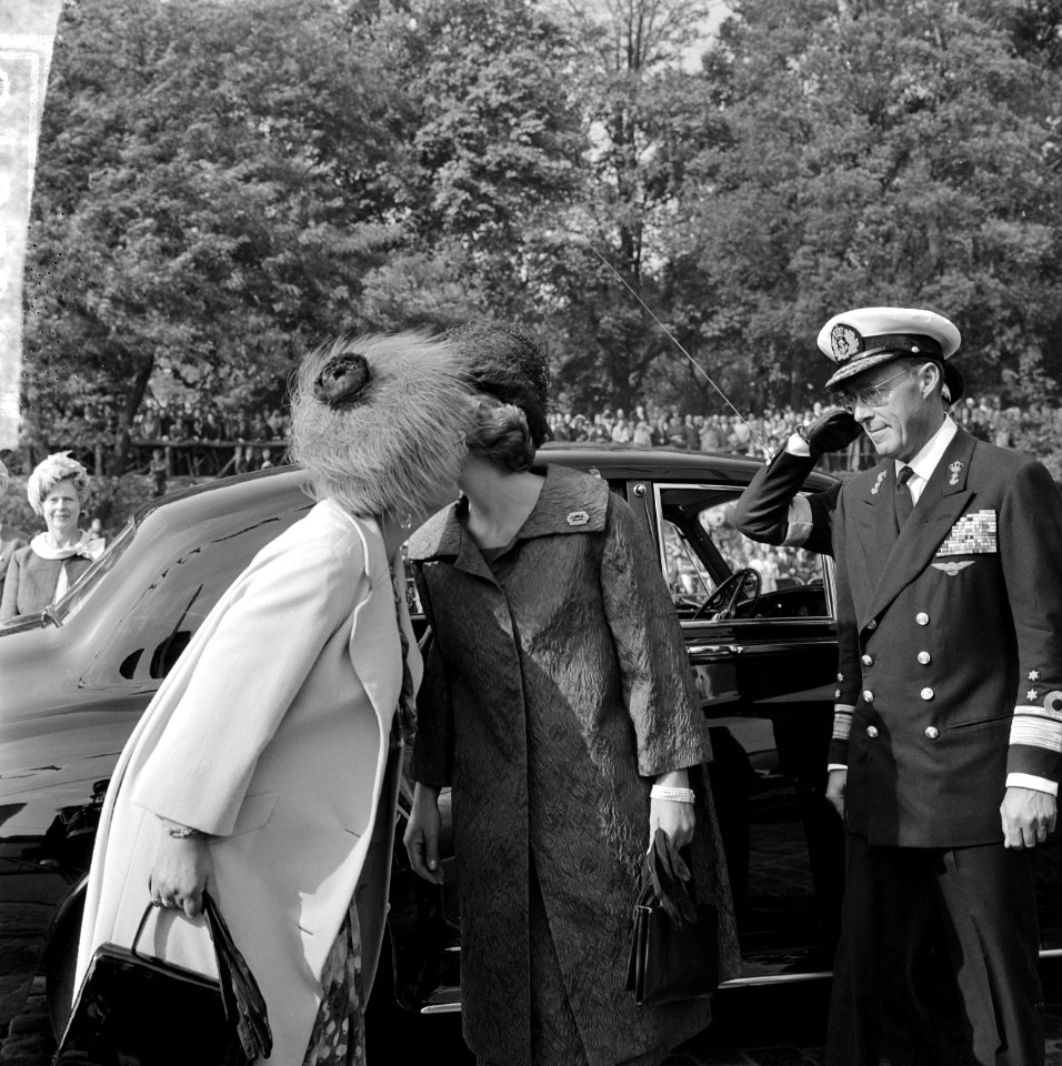 Koning Olav in Rotterdam, koningin Juliana en Prinses Beatrix, Bestanddeelnr 916-8678