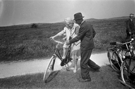Koningin Juliana maakt een fietstochtje in het natuurreservaat De Boschplaat o, Bestanddeelnr 920-4947