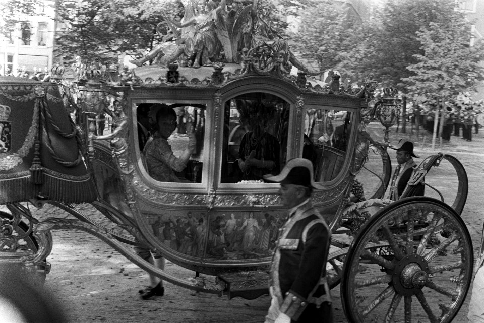 Koningin Juliana en prins Bernhard in de gouden koets, Bestanddeelnr 924-9539