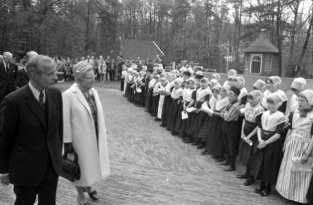 Koningin Juliana luistert naar het Urker kinderkoor, Bestanddeelnr 926-3996