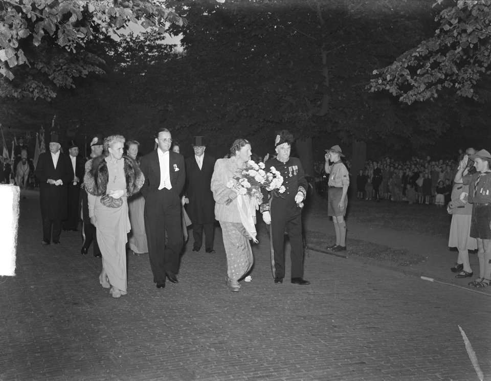 Koningin Juliana en prins Bernhard in Haarlem, Bestanddeelnr 903-4973