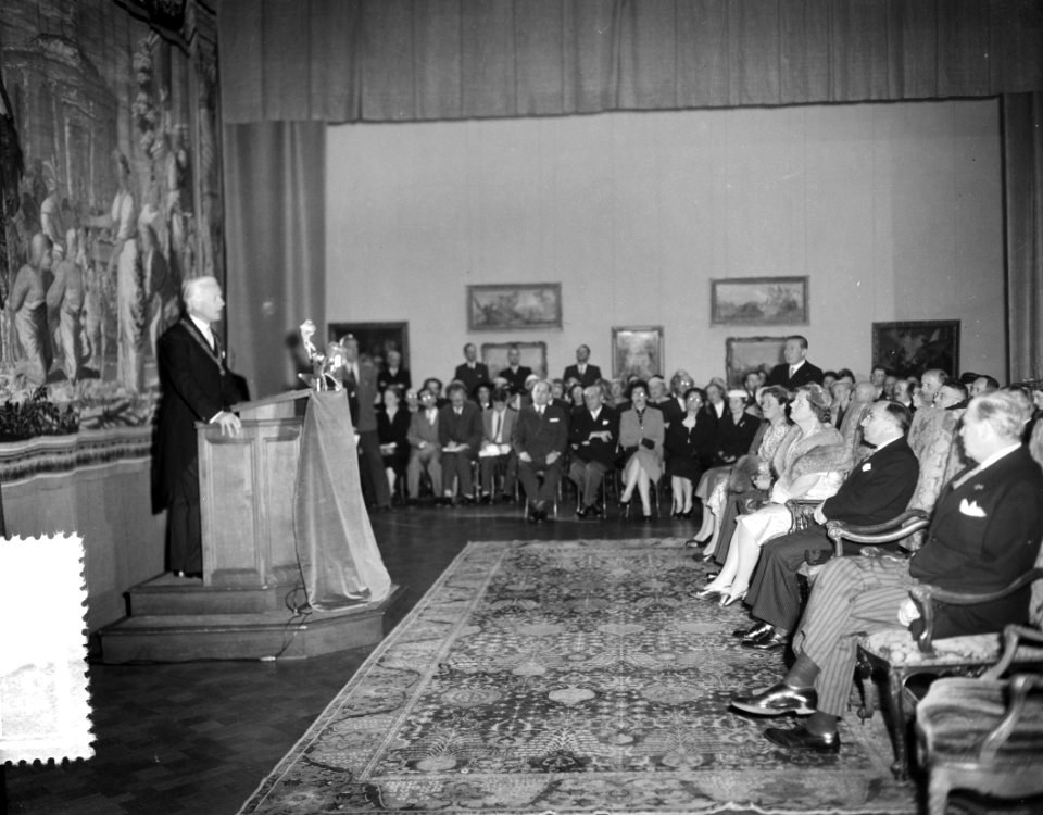 Koningin Juliana luistert naar een toespraak, Bestanddeelnr 907-7704
