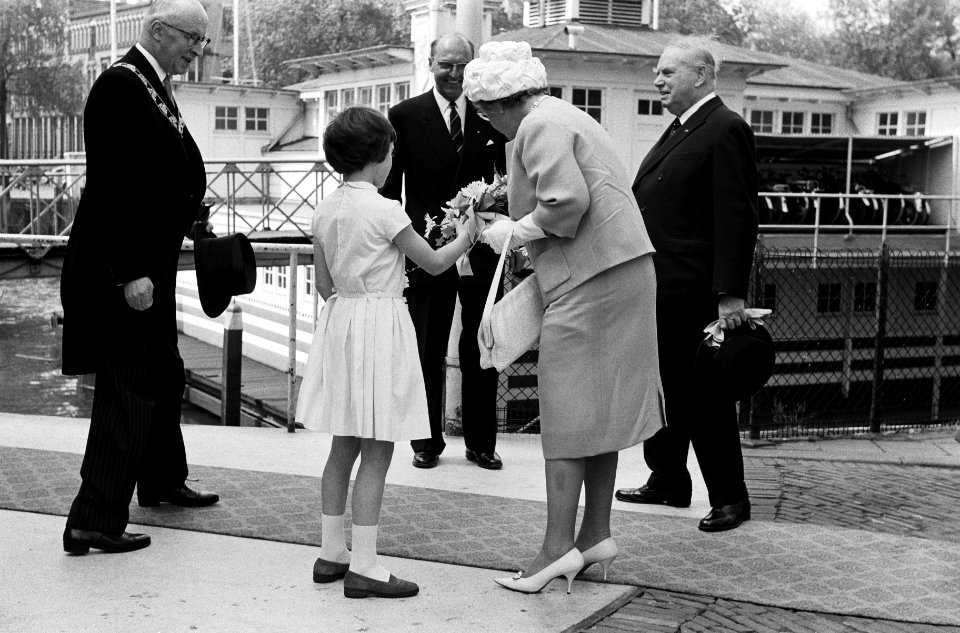 Koningin Juliana en prins Bernhard in Rotterdam koningin Juliana ontvangt bloem, Bestanddeelnr 915-1567