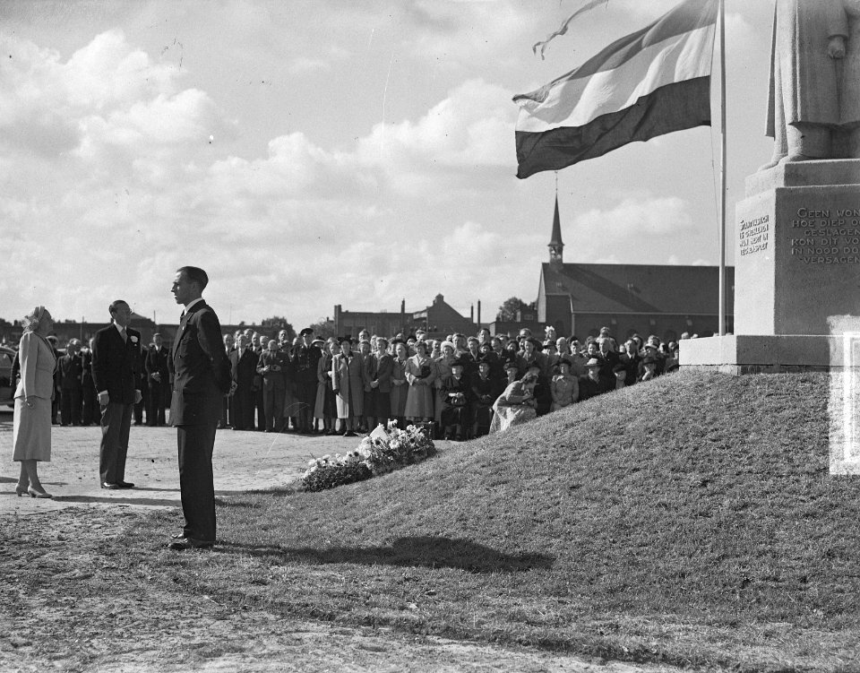 Koningin Juliana en prins Bernhard in IJmuiden. Kranslegging bij het monument vo, Bestanddeelnr 903-4975
