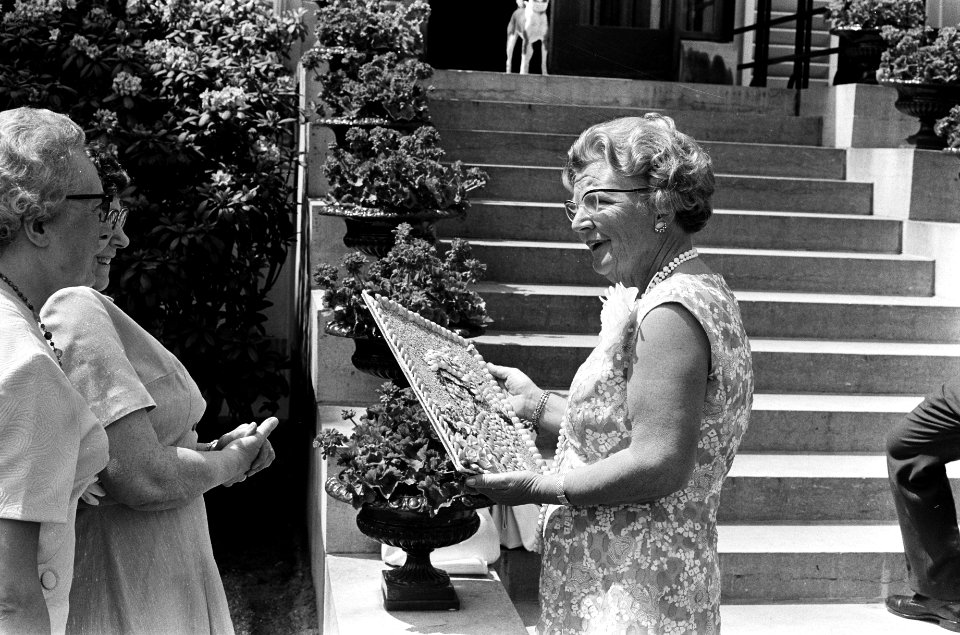 Koningin Juliana krijgt een foto met molens aangeboden, Bestanddeelnr 927-9857