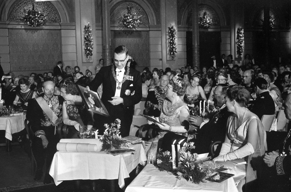 Koningin Juliana en prins Bernhard tijdens de feestavond in het Concertgebouw, Bestanddeelnr 913-8342