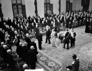 Koningin Juliana en prins Bernhard verlaten, begeleid door minister-president Dr, Bestanddeelnr 906-8926