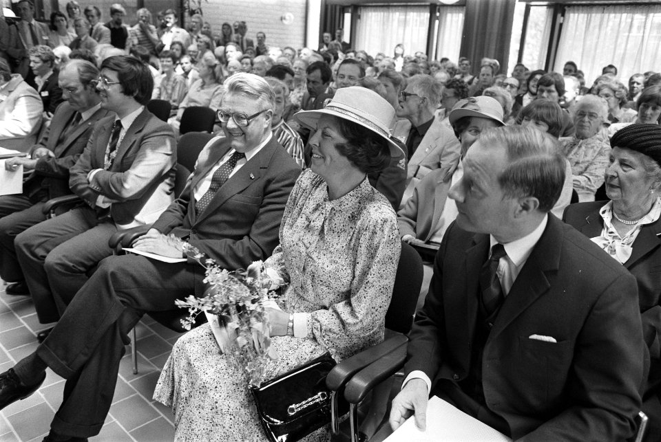 Koningin Beatrix met genodigden in de zaal voor de opening van een nieuw Tehuis , Bestanddeelnr 932-6064