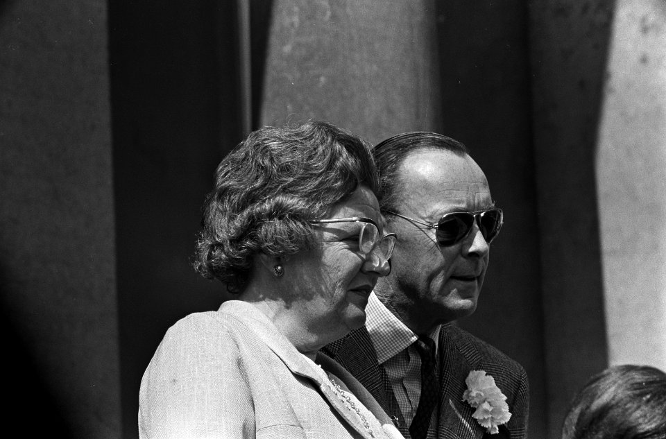 Koningin Juliana en prins Bernhard op het bordes van paleis Soestdijk, Bestanddeelnr 917-7128