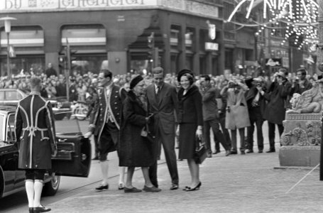 Koningin Juliana en prins Bernhard tijdens inspectie van de erewacht, v.l.n.r. m, Bestanddeelnr 918-8584
