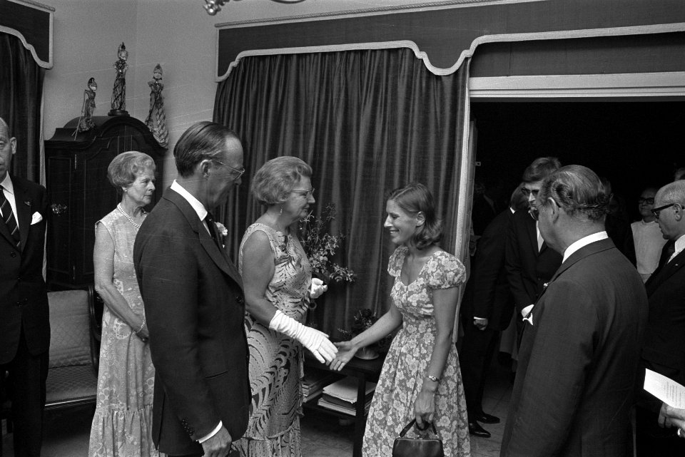 Koningin Juliana en prins Bernhard ontvangen leden van de Nederlandse gemeenscha, Bestanddeelnr 924-8793
