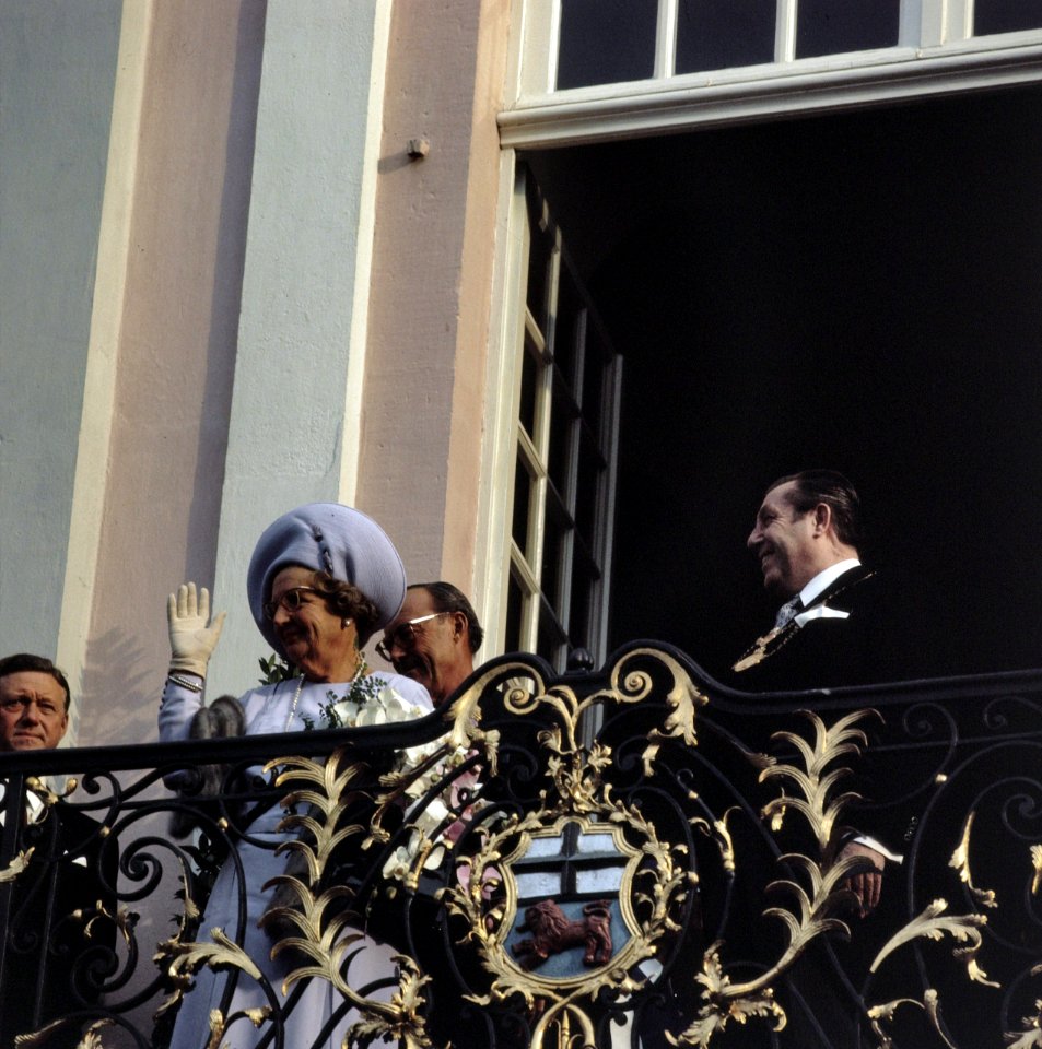 Koningin Juliana en prins Bernhard op het bordes van het stadhuis Bonn rechts O, Bestanddeelnr 254-9003