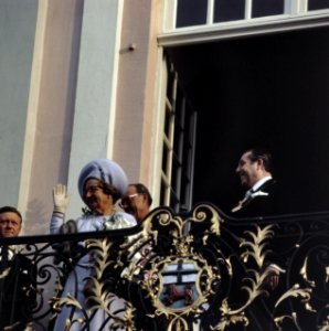Koningin Juliana en prins Bernhard op het bordes van het stadhuis Bonn rechts O, Bestanddeelnr 254-9003