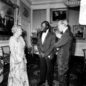 Koningin Juliana en Prins Bernhard ontvangen President Arap Moi van Kenya op Pal, Bestanddeelnr 930-3184