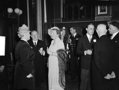 Koningin Juliana en prins Bernhard in gesprek op het Provinciehuis te Assen, Bestanddeelnr 903-9990