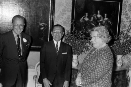 Koningin Juliana en Prins Bernhard ontvangen Sultan Hamengkubuwana IX, minister , Bestanddeelnr 922-3345