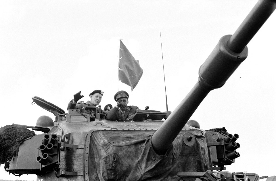 Koningin Juliana en Prins Bernhard op bezoek bij 4e Divisie van de Koninklijke L, Bestanddeelnr 912-9769
