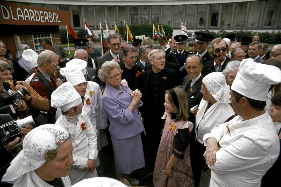Koningin Juliana en prins Bernhard krijgen een schilderij van henzelf aangeboden, Bestanddeelnr 254-9913