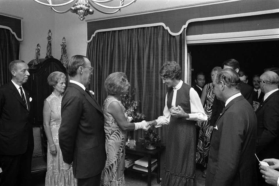 Koningin Juliana en prins Bernhard ontvangen leden van de Nederlandse gemeenscha, Bestanddeelnr 924-8792