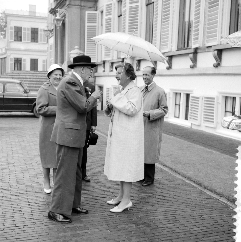 Koningin Juliana in gesprek met enkele deelnemers, Bestanddeelnr 911-3988