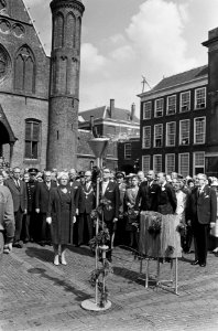 Koningin Juliana en prins Bernhard op het Binnenhof na het ontsteken van de bevr, Bestanddeelnr 917-8945