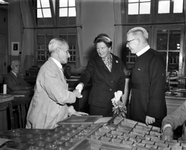 Koningin Juliana in gesprek met de oudste inwoner van het instituut H. van Laarh, Bestanddeelnr 910-7918