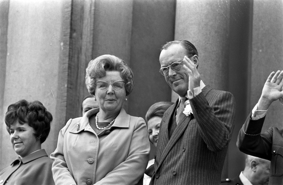 Koningin Juliana en prins Bernhard op het bordes. Links prinses Christina, Bestanddeelnr 921-3017