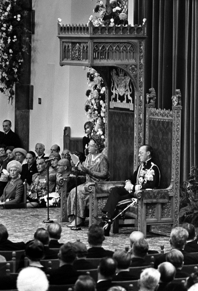 Koningin Juliana leest de troonrede in de Ridderzaal, rechts Prins Bernhard, Bestanddeelnr 922-7946