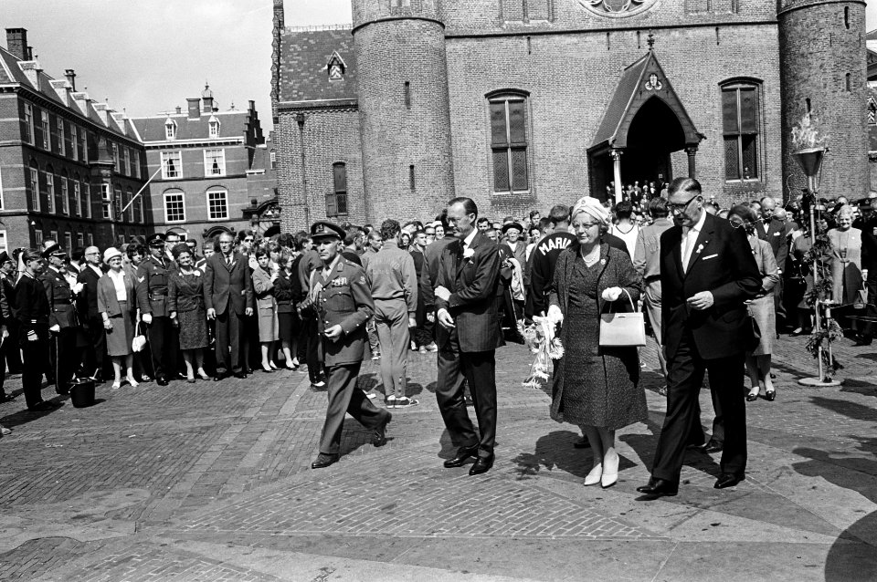 Koningin Juliana en prins Bernhard op het Binnenhof, Bestanddeelnr 917-8943