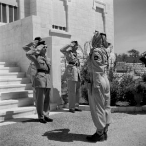 Koning Hussein met generaal Glubb en prins Nassar ben Jamil op trappen voor het , Bestanddeelnr 255-5074
