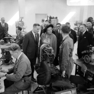 Koningin Juliana in de schoenfabriek van het Fonds voor Sociale Instellingen te , Bestanddeelnr 919-5654