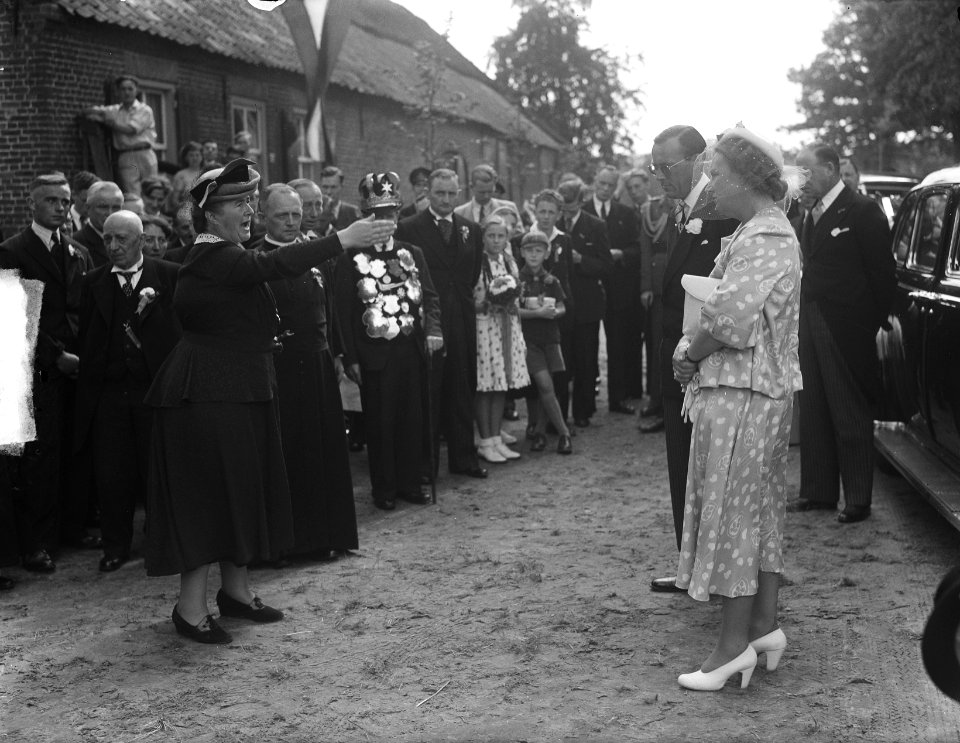 Koningin Juliana en prins Bernhard op bezoek in Middelbeers, Bestanddeelnr 903-5950