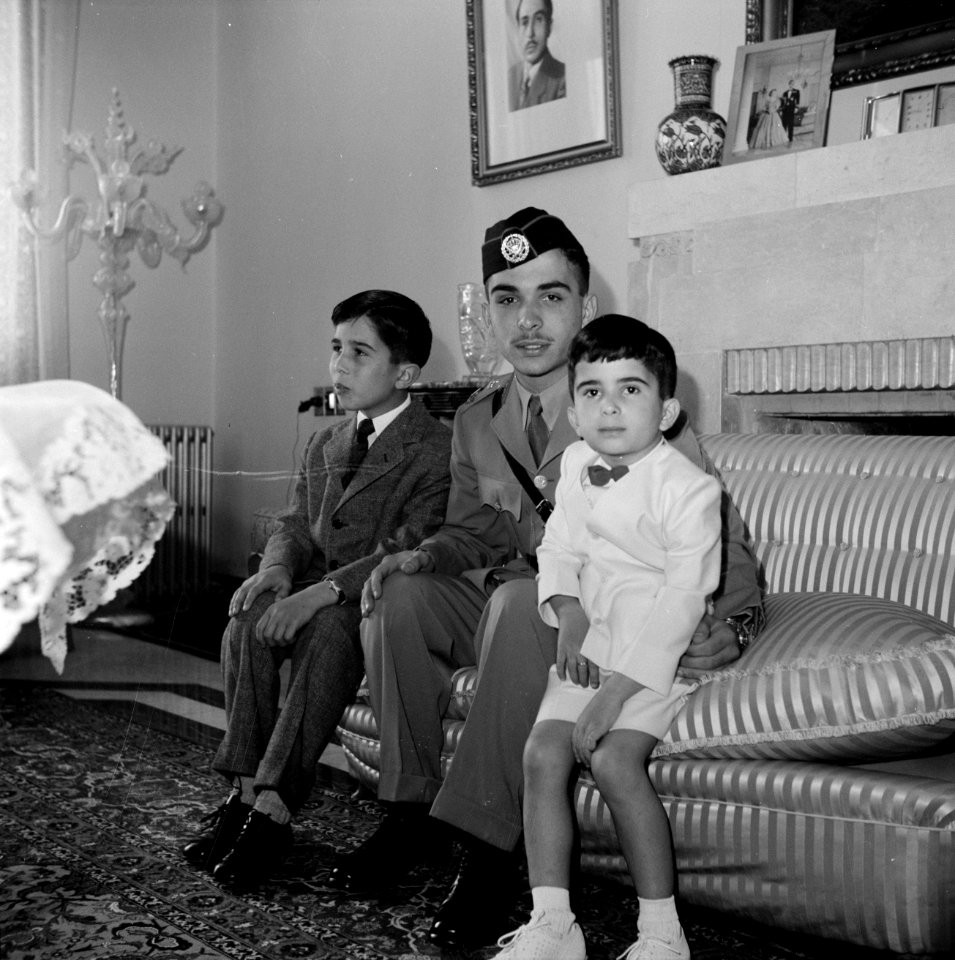 Koning Hussein met jongere familieleden, prins Hassan en prins Mohammad, in het , Bestanddeelnr 255-5067