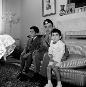 Koning Hussein met jongere familieleden, prins Hassan en prins Mohammad, in het , Bestanddeelnr 255-5067